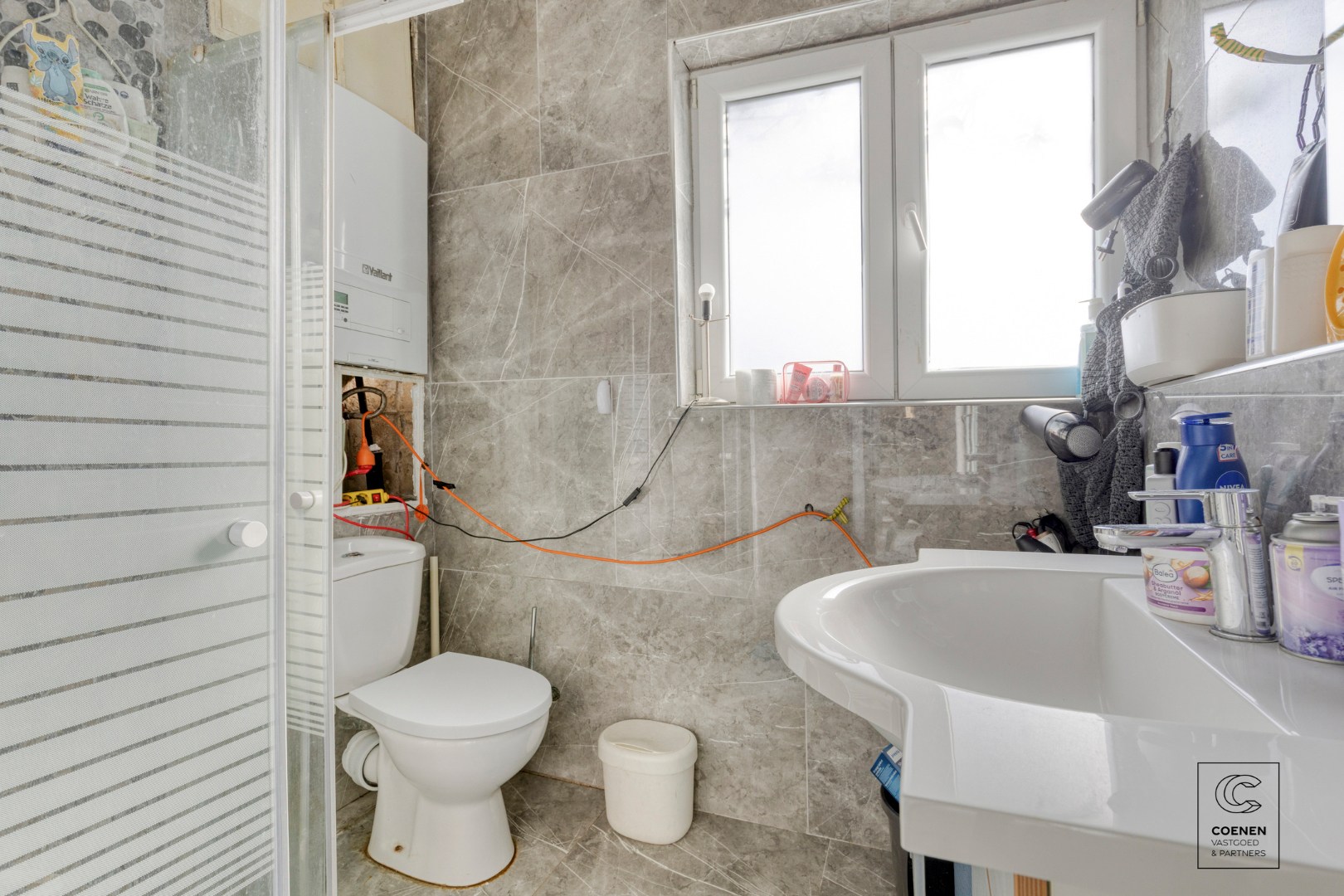 Ruime handelswoning, momenteel ingericht als handelsruimte en 2 appartementen op goede ligging te Antwerpen! 