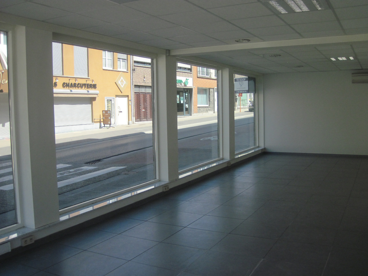 Gelijkvloers pand op top-ligging. Mogelijkheden als winkel of kantoor. 