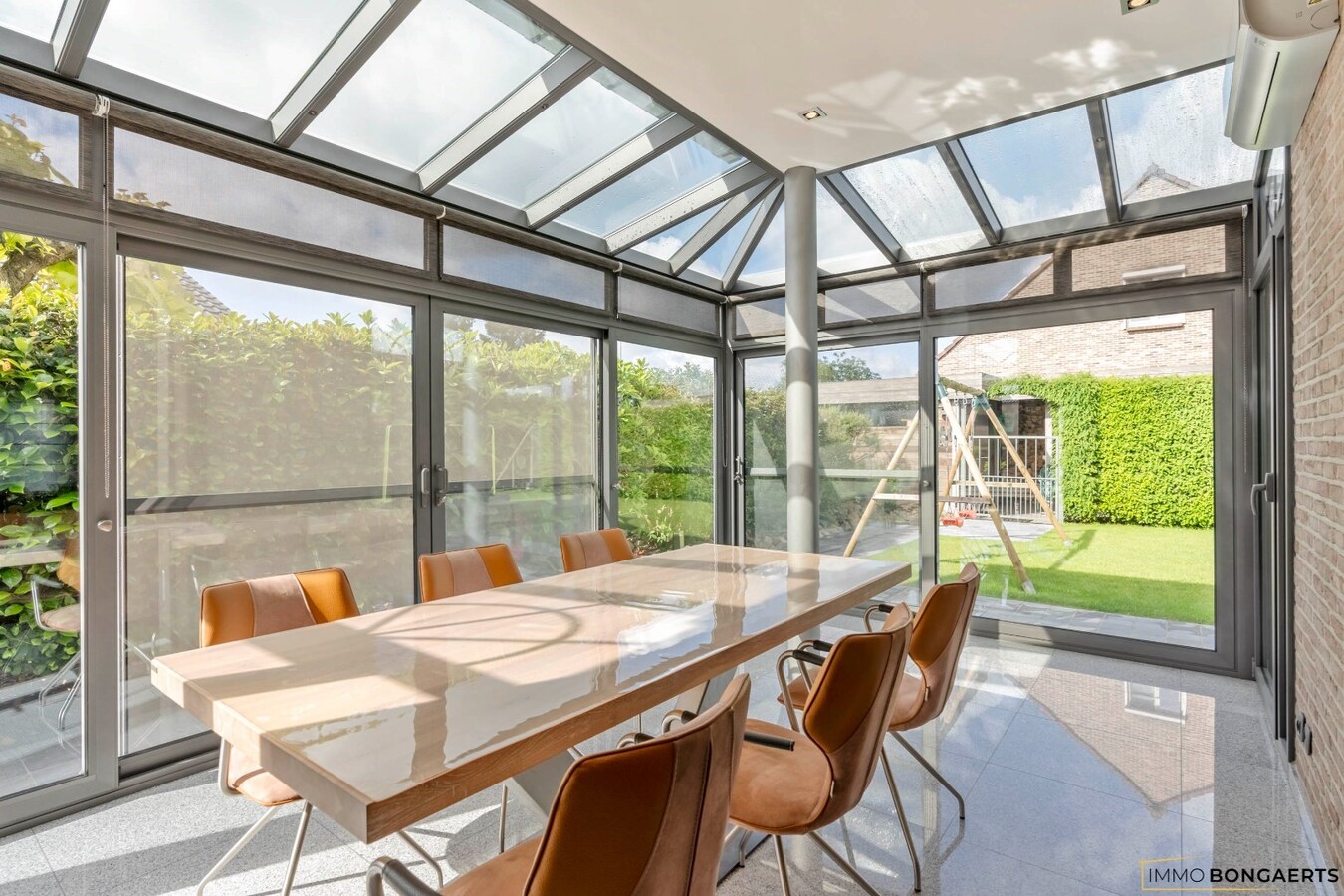 Ruime woning op een zeer rustige locatie met tuin, garage, carport en 3 slaapkamers in Opglabbeek. 