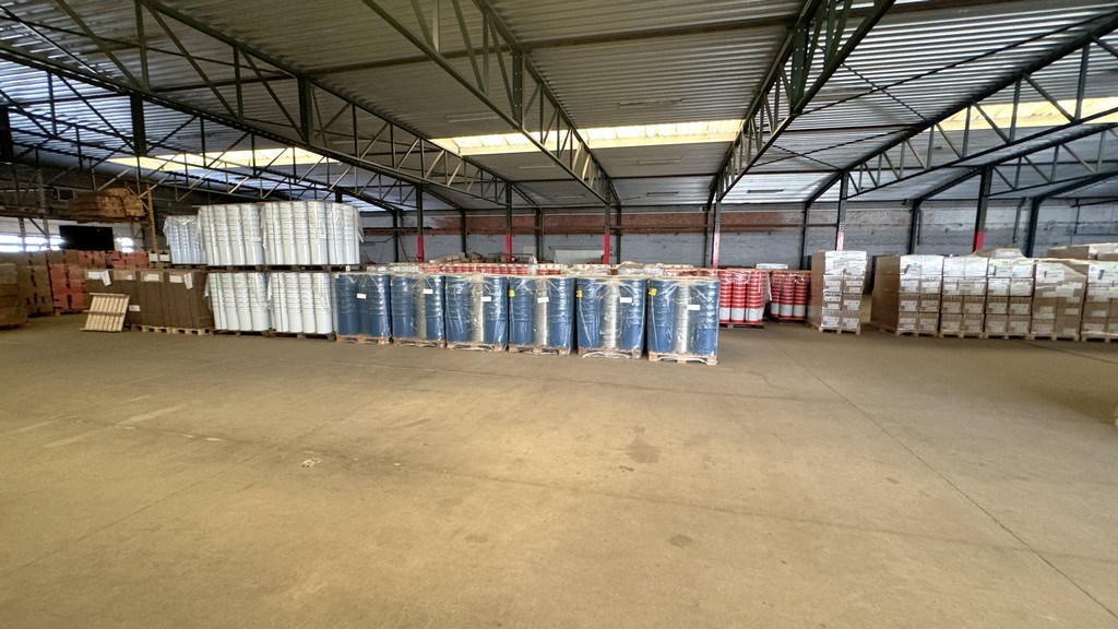 Loods met kantoor te huur nabij E313 in Wommelgem