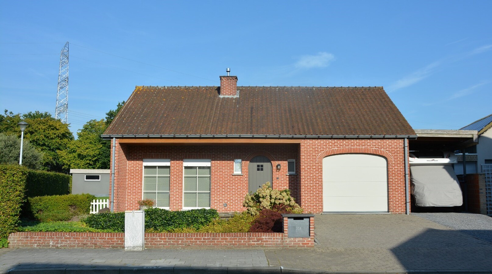 Rustig gelegen - perfect onderhouden - alleenstaande villa met 5 slaapkamers op 993 m² 