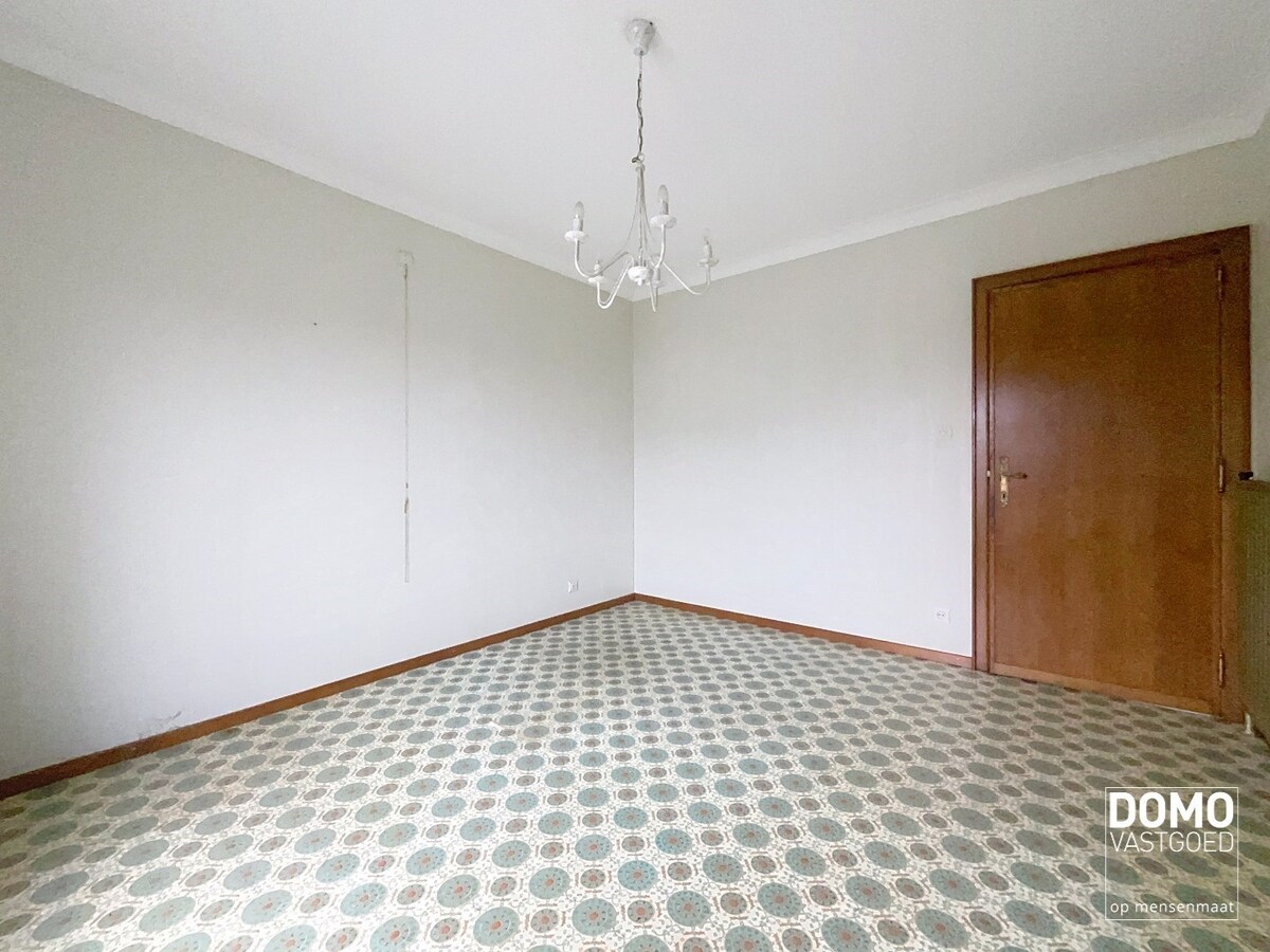 RUIME GELIJKVLOERSE WONING OPEN BEBOUWING GELEGEN OP EEN PERCEEL VAN 12a77ca TE KERMT 