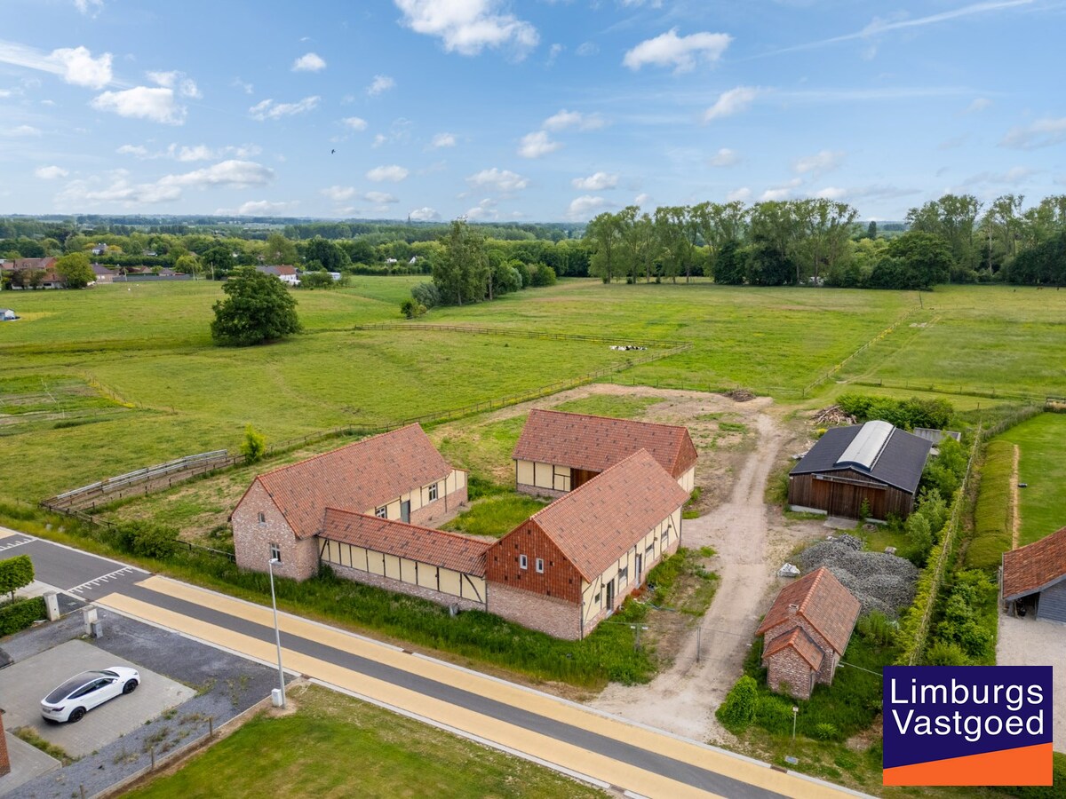 UNIEKE VIERKANTSHOEVE met paardenstallen op 7,34 hectare met vergunning voor zwembad en poolhouse 