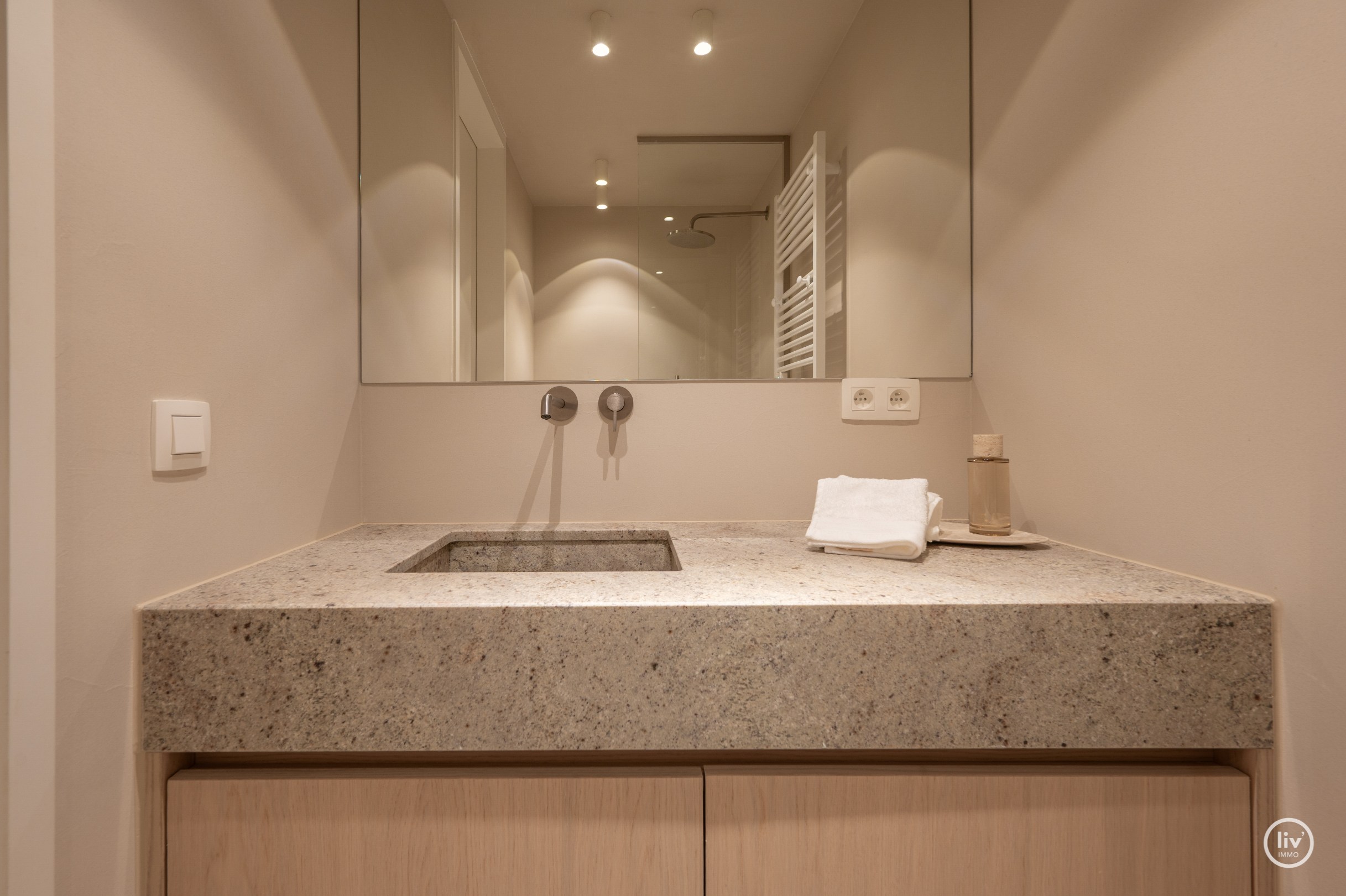 Appartement de luxe entièrement rénové de 3 chambres situé sur l'avenue Parmentier, à proximité de la digue. 