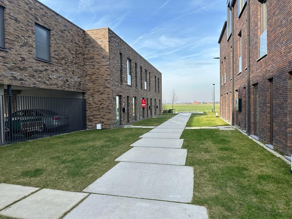 Uitstekend gelegen nieuwbouwwoning met autostaanplaats en fietsenberging 