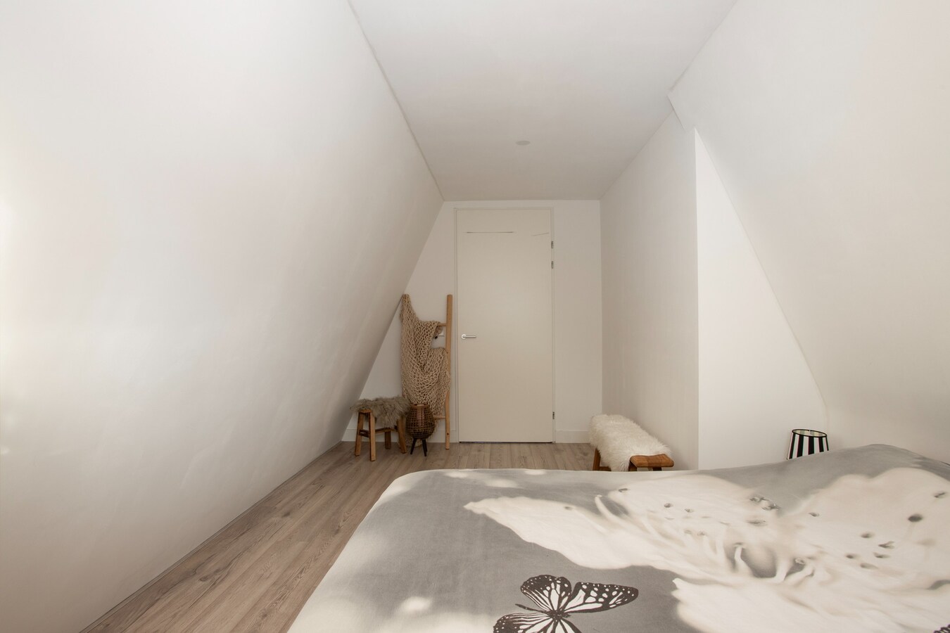 Zeer ruime hoekwoning met volop leefruimte en groen uitzicht in kindvriendelijke wijk! 