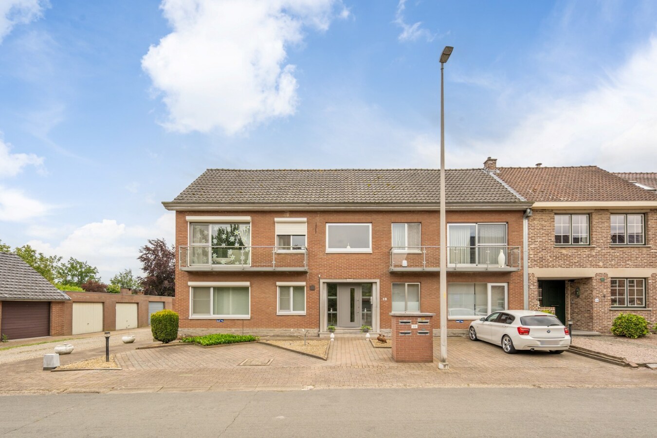 Gelijkvloers, degelijk appartement met 2 slaapkamers, ruim terras, carport en garage. 