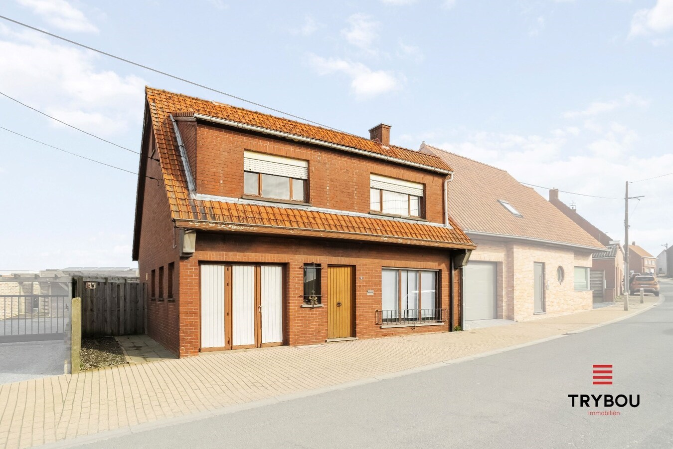 Halfopen woning met drie slaapkamers op ruim perceel van 770 m² 