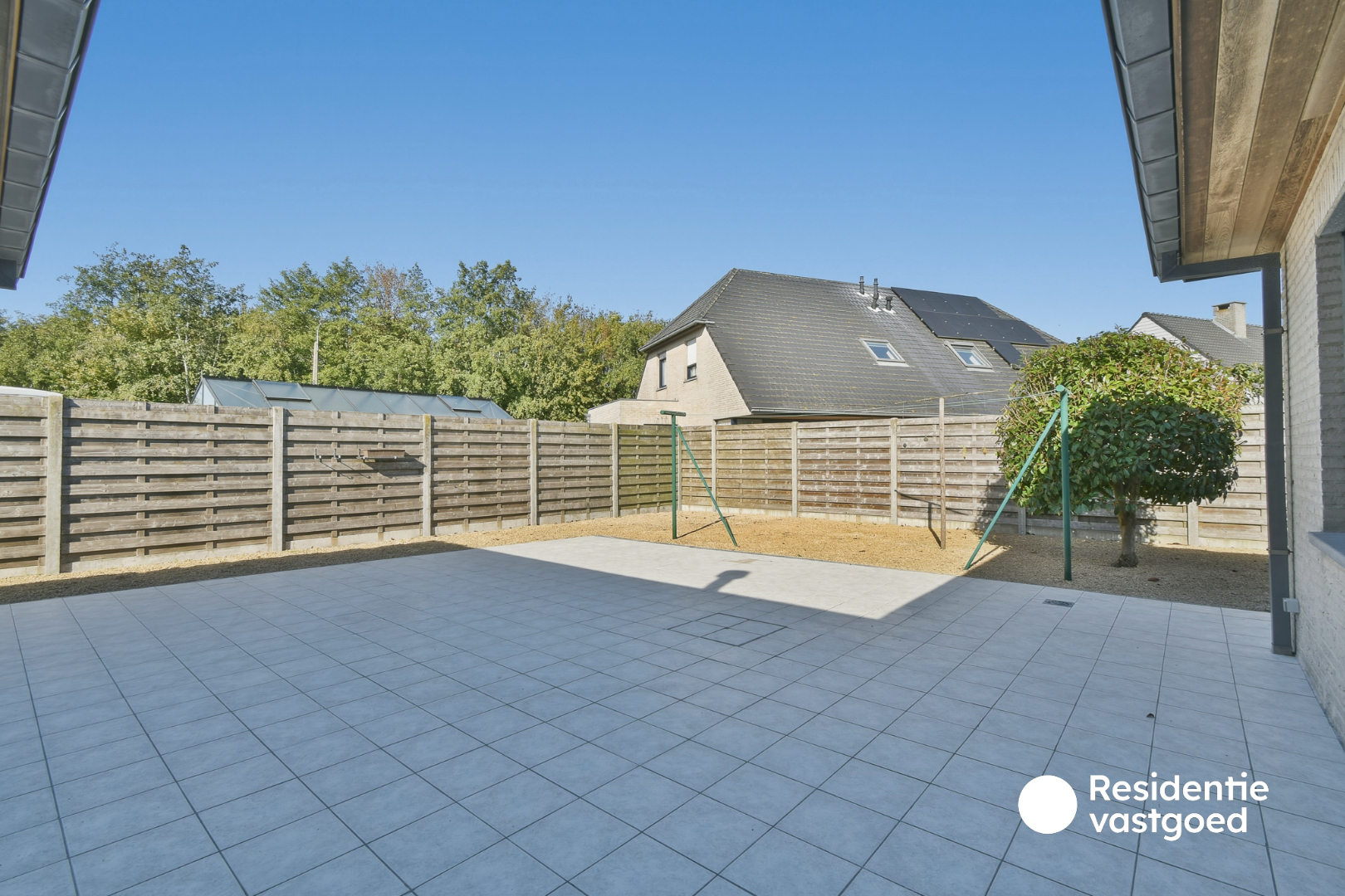 Verzorgde alleenstaande bungalow met tuin, garage en groot terras in het rustige Ettelgem 