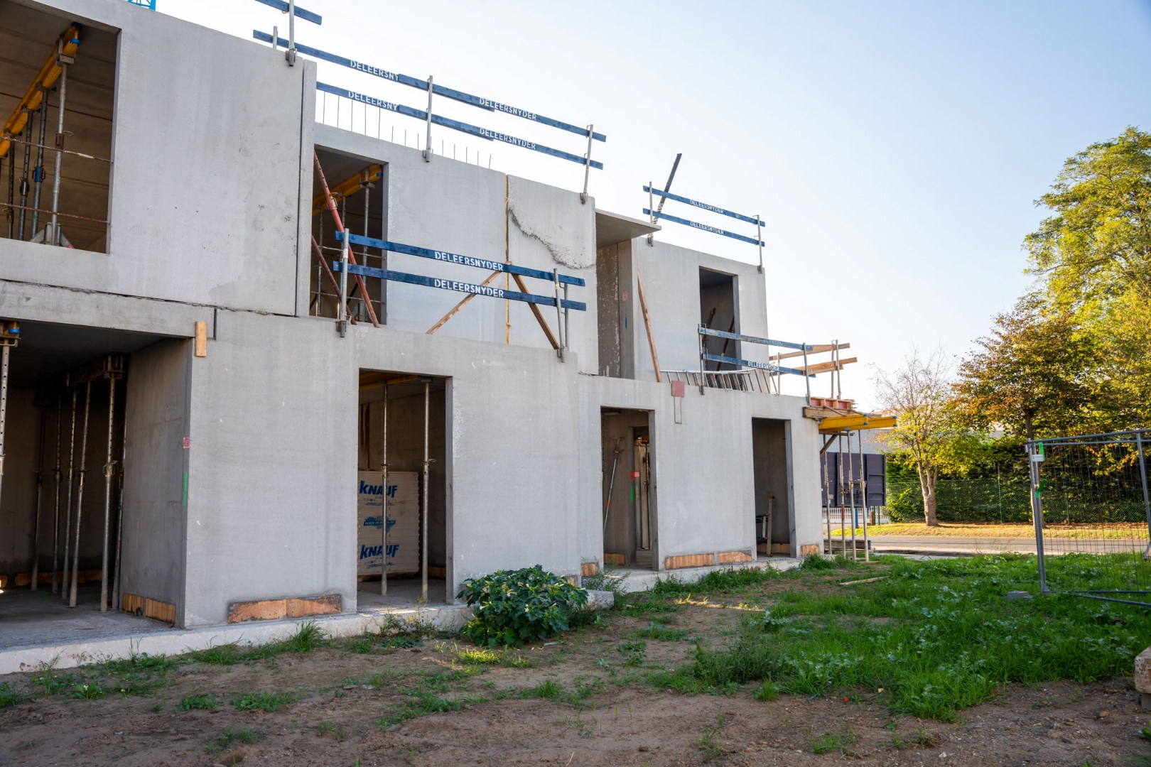 Halfopen nieuwbouwwoning met carport en tuin op 416m² 