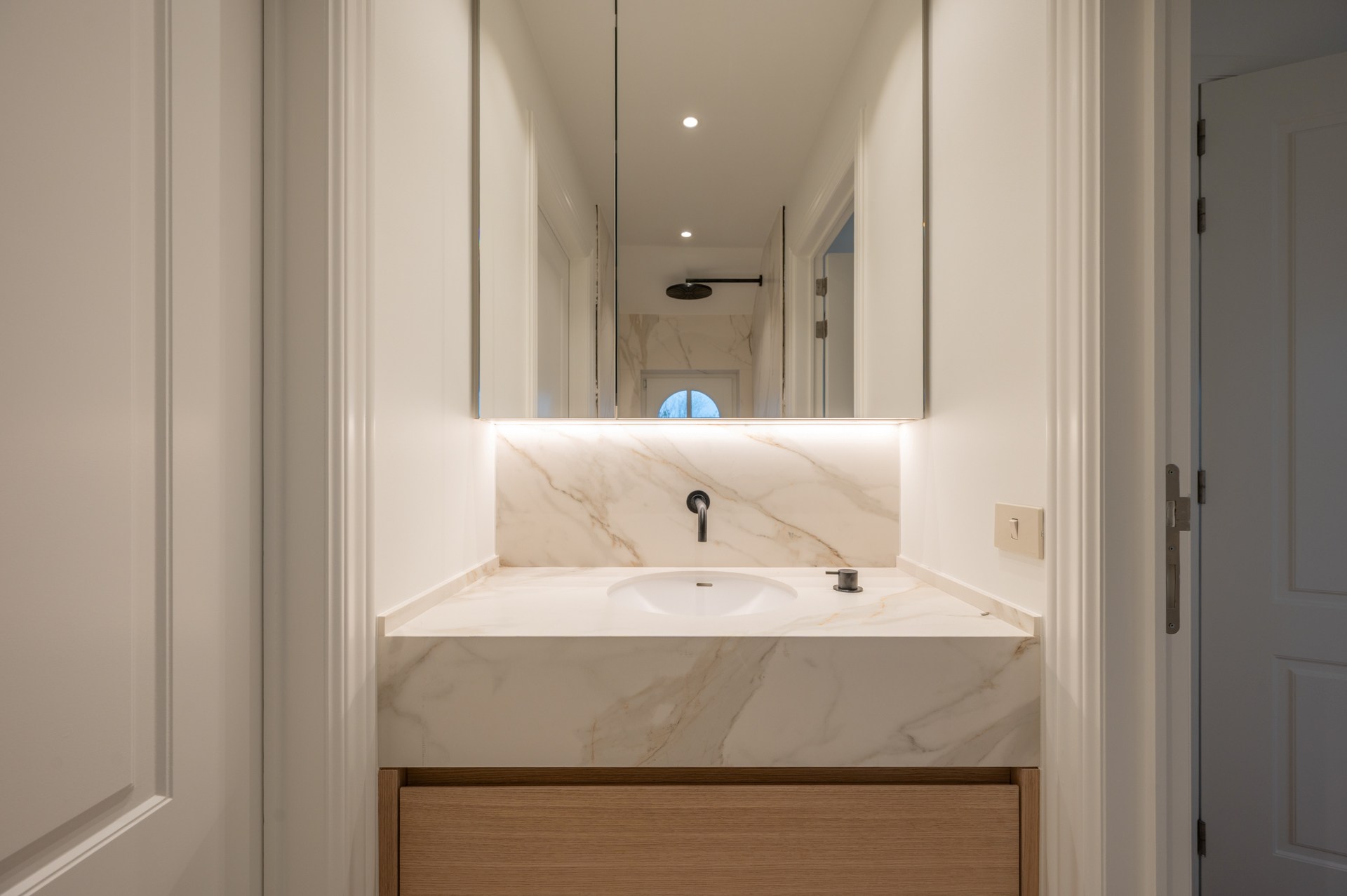 Villa exclusive entièrement meublée avec 5 chambres, piscine et double garage - emplacement prestigieux et calme près du Zoute. 