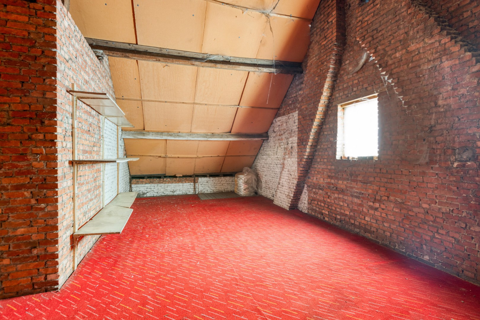 Gezinswoning met 6 slpk. en ruime garage op perceel van 1233m² te Leopoldsburg 