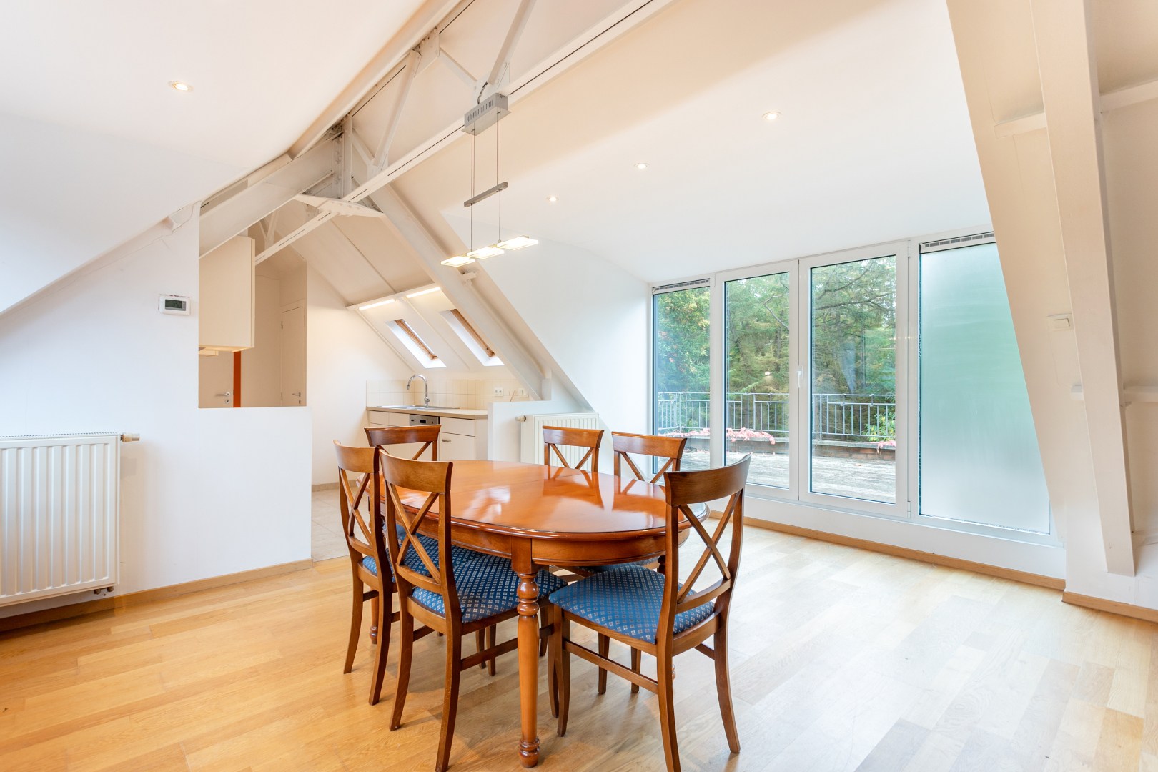 Uniek gelegen 1-slpk-appartement met ruim terras en garage in het Kluisbos 