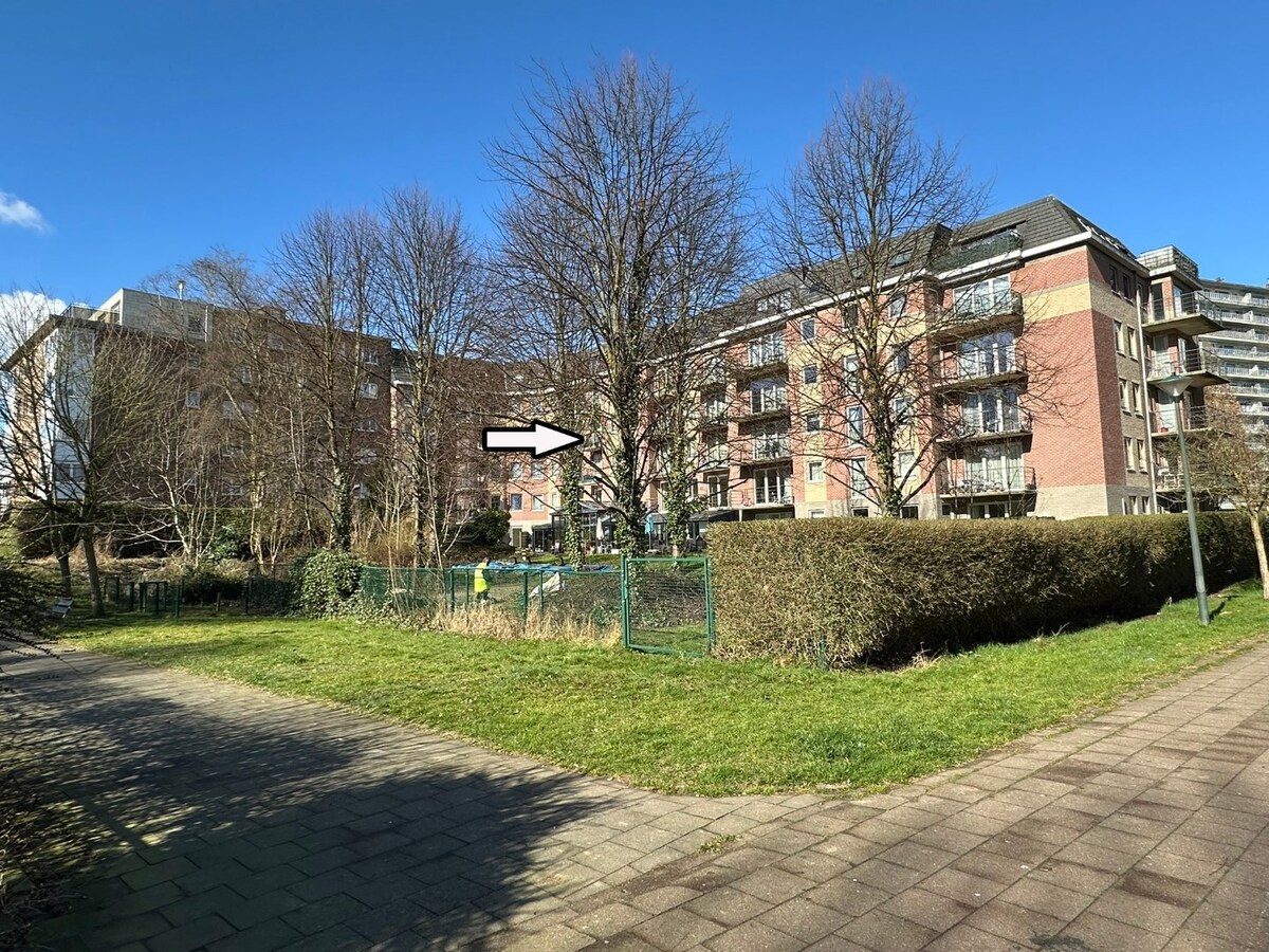 Lichtrijke serviceflat met zonnig terras, privé parking 