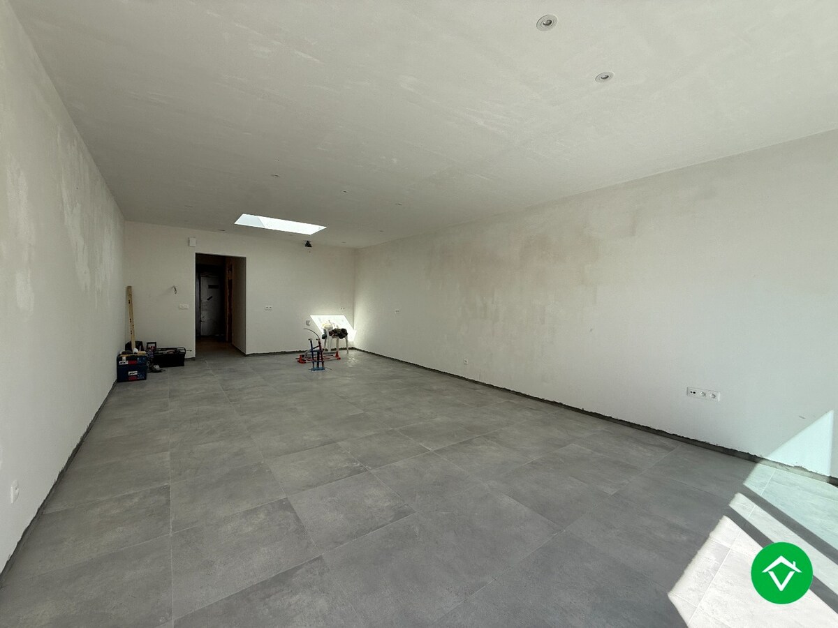 Centraal gelegen nieuwbouwwoning met 3 slaapkamers, tuin en overdekte autostaanplaats 