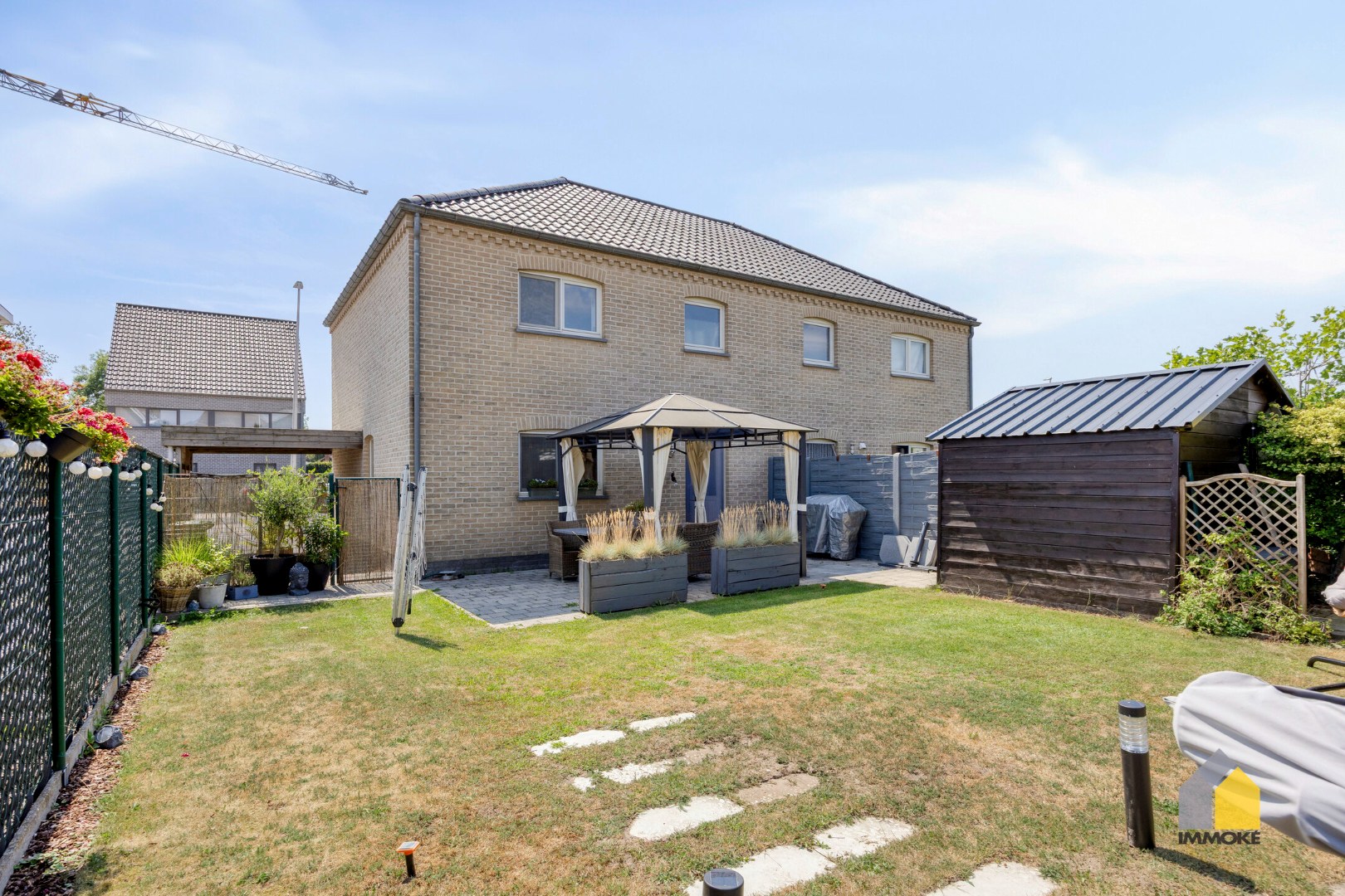 Energiezuinige, halfvrijstaande woning op 2a 82ca met 3 slpk, mooie tuin en carport. 