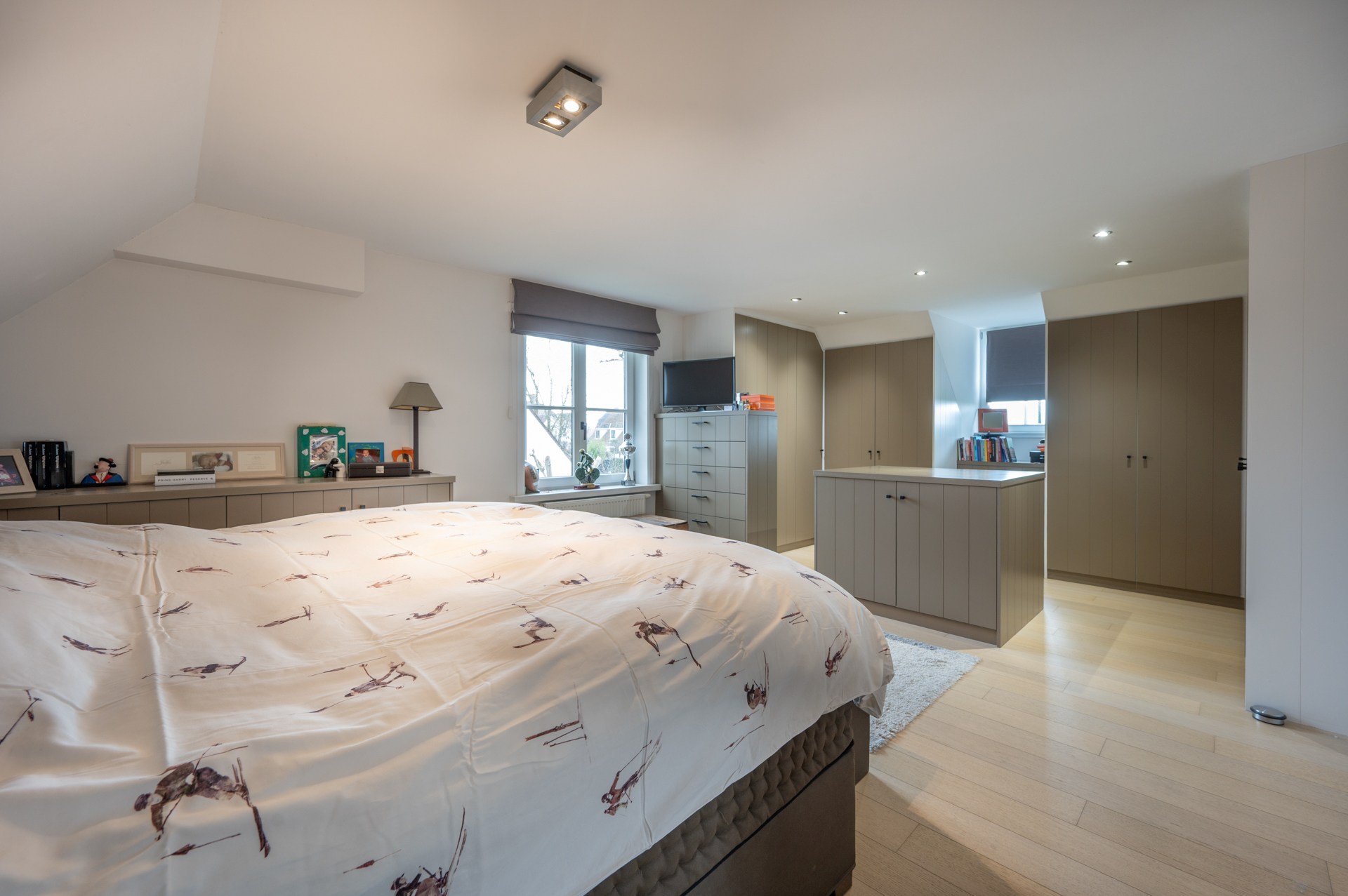 prachtig gerenoveerde alleenstaande villa geniet van een uitstekende centrale ligging, op slechts enkele minuten van het centrum van Knokke. 