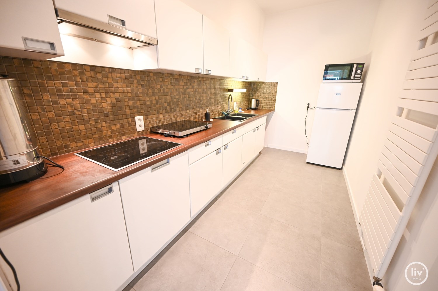 GEMEUBELD: Gelijkvloersappartement met terras, gelegen dichtbij het Van Bunnenplein en de zeedijk te Knokke.. 