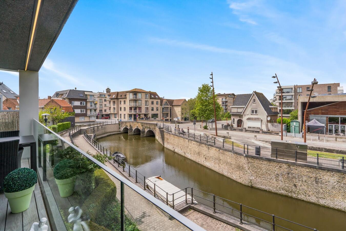 Ruim uniek  gelegen bemeubeld appartement met 2 slaapkamers en garage te Diksmuide 