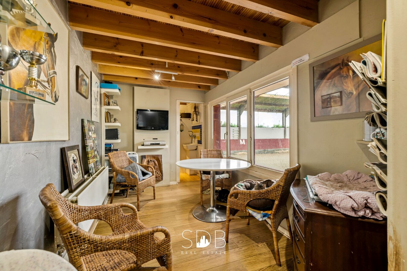 Hedendaagse woning met hippisch complex op circa 2hectare 