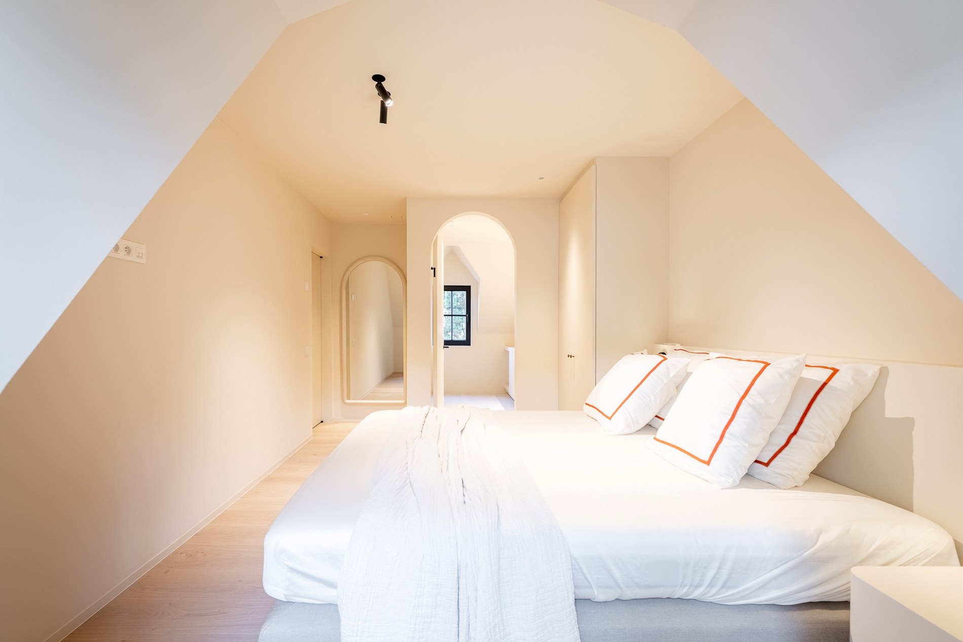 Luxueus gerenoveerde koppelvilla met zwembad in de Noordzeelaan te Knokke. 