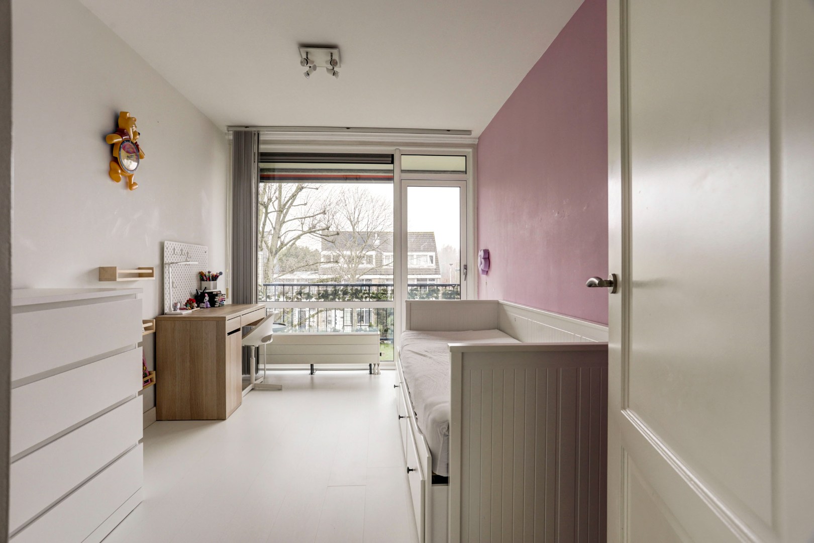 Instapklaar en verzorgd  3-(voorheen 4) kamer hoek- appartement op de tweede verdieping met 2 slaapkamers, 2 balkons, moderne keuken en is gelegen op eigen grond. 