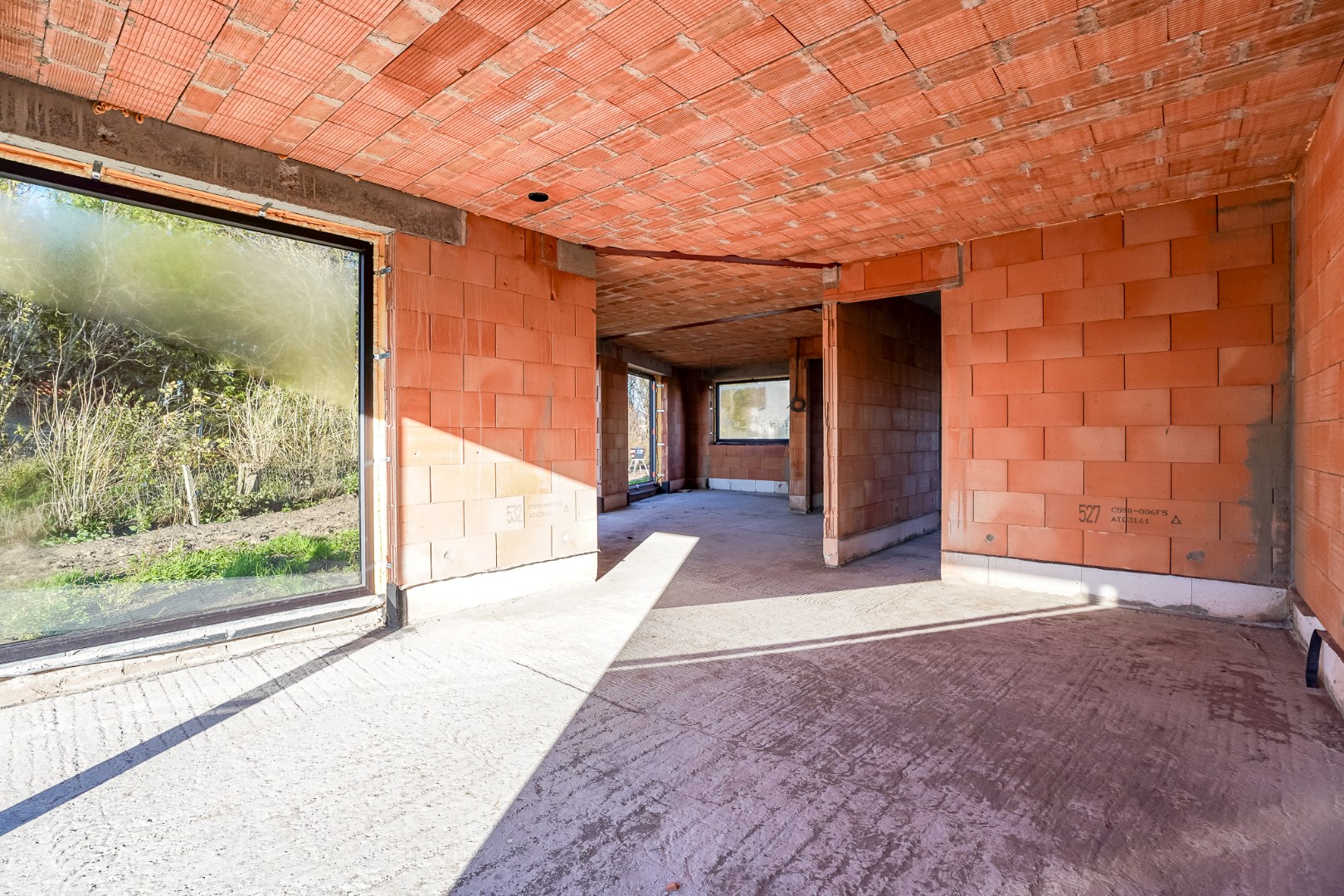 Halfopen casco woning op 326 m² op rustige ligging 