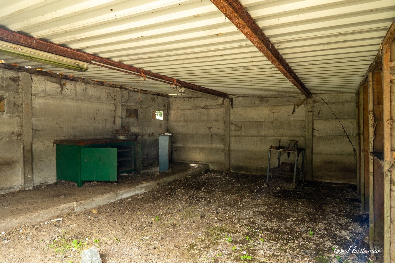Hoogwaardige ruwbouwvilla met bijgebouw en weide 