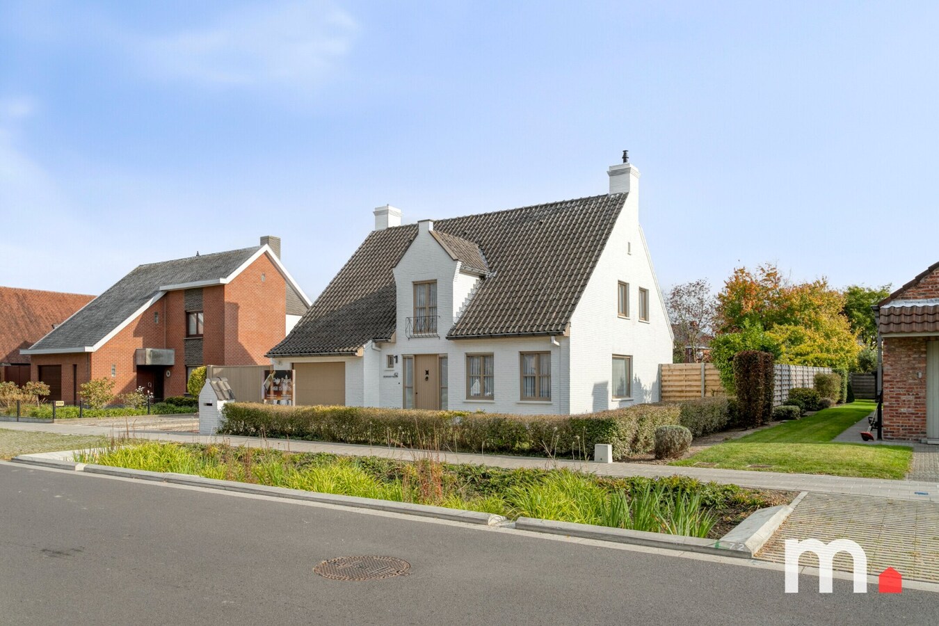Unieke Villa te Roeselare met Zwembad en 5 slaapkamers op 987m² ! 