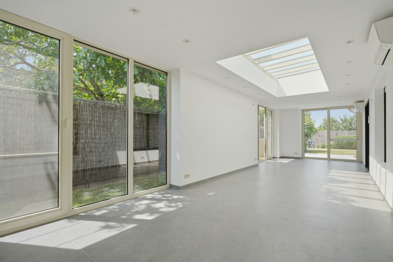 Rustig gelegen open bebouwing (type bungalow / gelijkvloerswoning) met 3 slaapkamers en prachtige tuin te Diksmuide. 