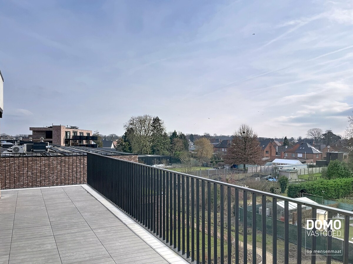 Penthouse met twee slaapkamers, ruim terras en autostandplaats te Kermt 