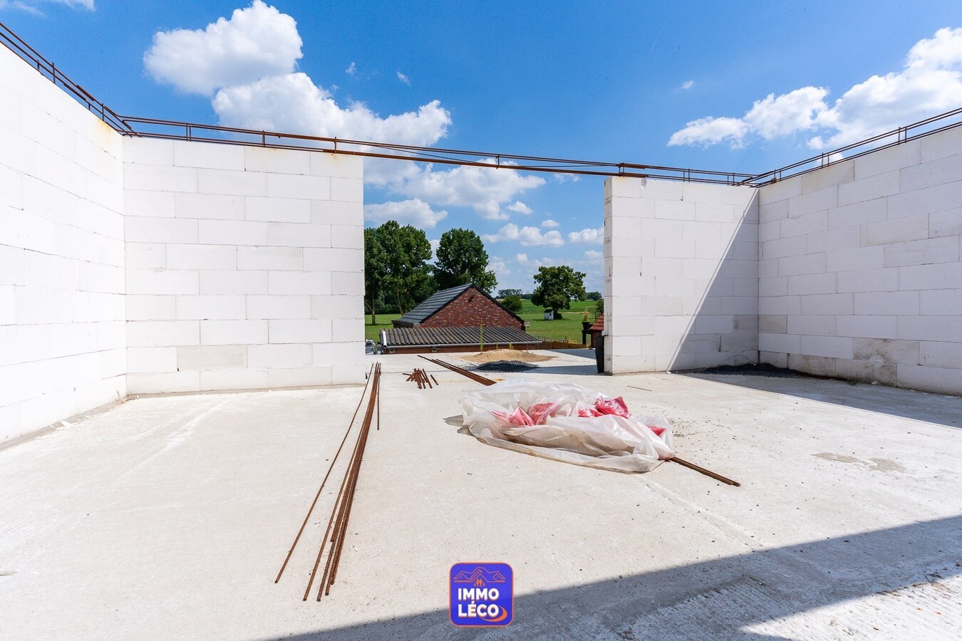 Nouvelle construction à parachever avec atelier, érigée sur 838m² ! SUPER POTENTIEL ! 