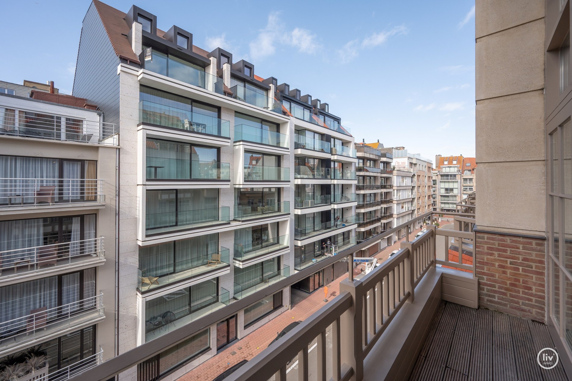 Appartement en duplex de luxe avec mezzanine, idéalement situé dans l'avenue Nellens à Knokke (avec possibilité d'acheter un box garage double intégré) 