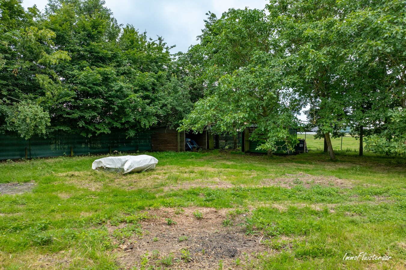 Hoogwaardige ruwbouwvilla met bijgebouw en weide 