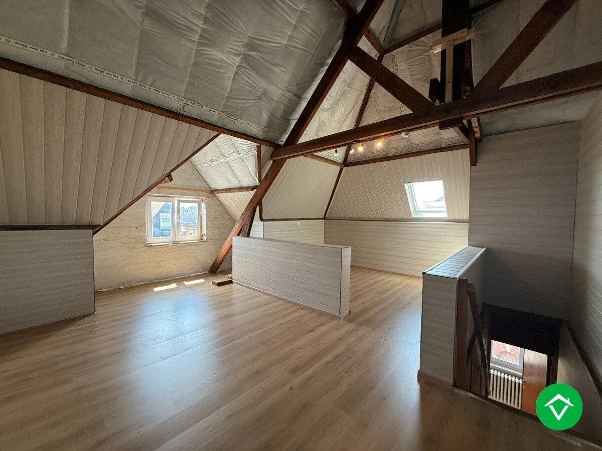 Woning met 4 slaapkamers, garage en tuin te Roeselare 