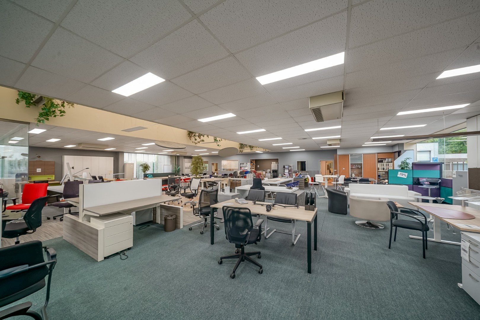 Winkelruimte met magazijn en woonst te Oostende 