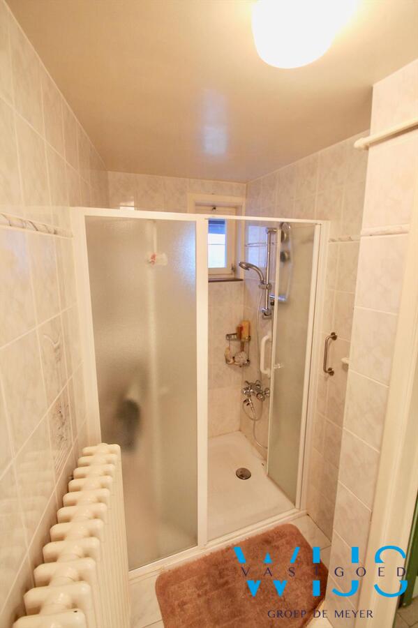 Zeer degelijk woonhuis op een ruim rustig perceel te Bassevelde ! 