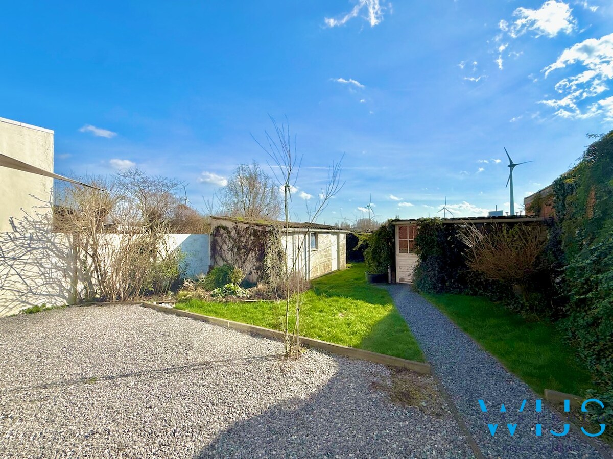 Zeer ruim en stevig woonhuis MET garage te Rieme ! 