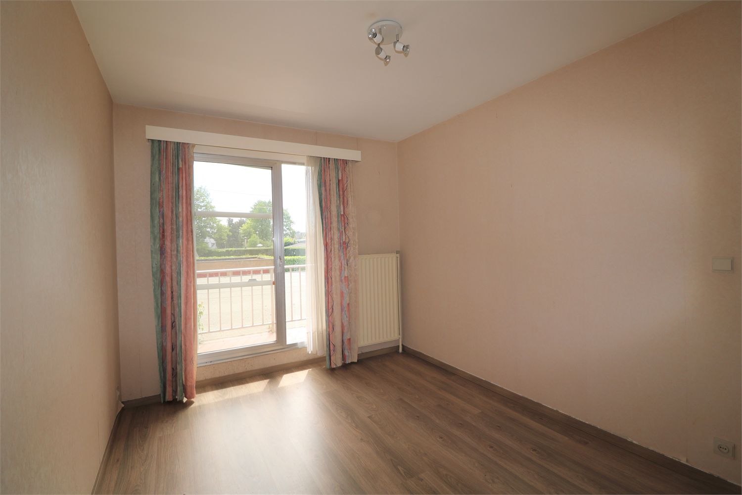 Licht en goed gelegen appartement te Sint-Niklaas incl. Garage 