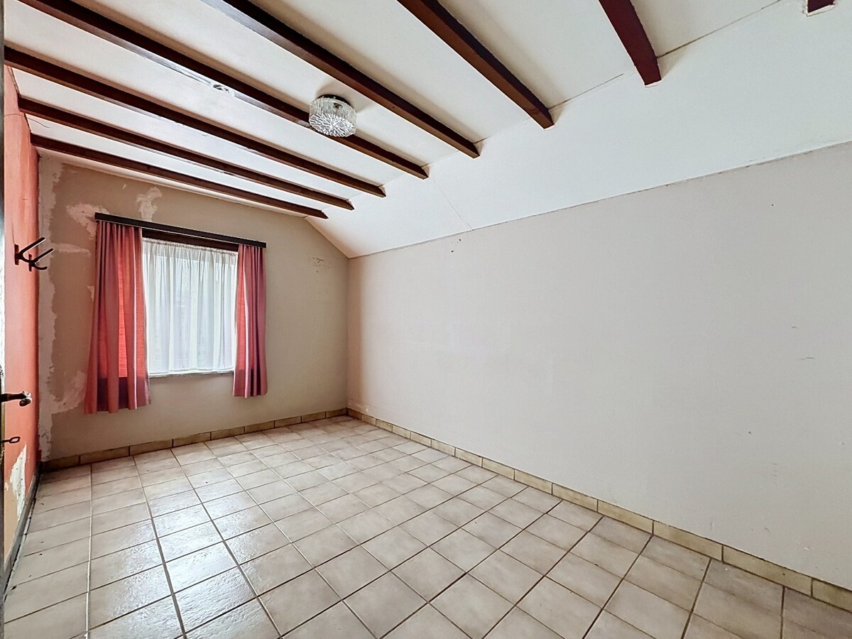 Te renoveren/te slopen woning op 16 are gelegen te Elene 
