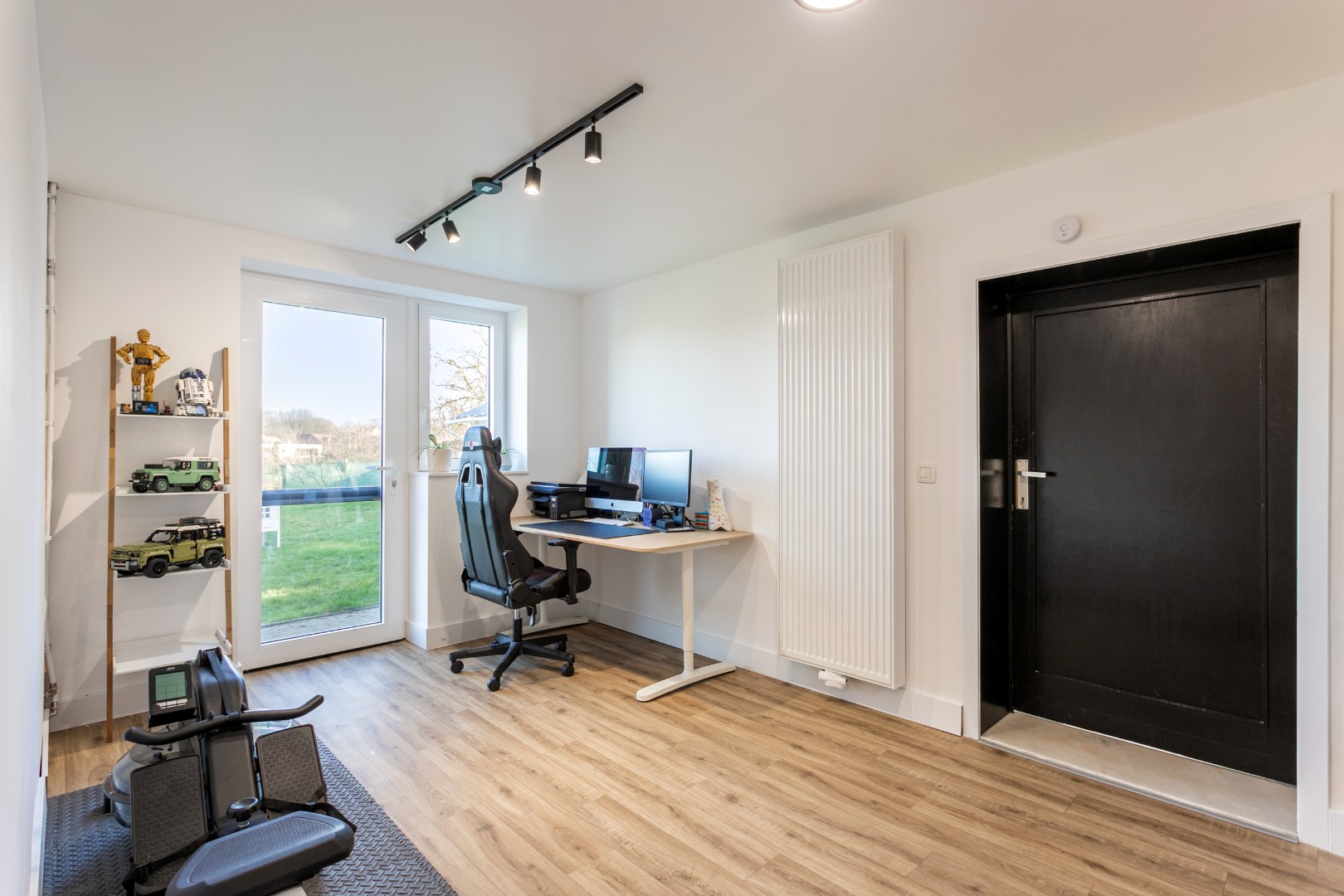 Instapklare woning met 3 slaapkamers, tuin en 2 garages. 