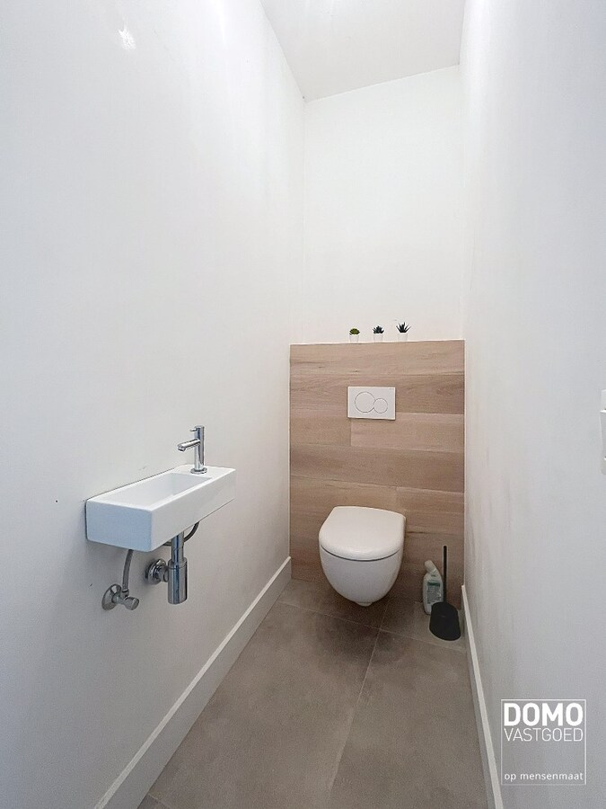 PRACHTIG GERENOVEERDE, LICHTRIJKE WONING MET 3 SLAAPKAMERS, 2 BADKAMERS, EEN ZONNIGE TUIN EN 2 PARKEERPLAATSEN TE GINGELOM (MIELEN-BOVEN-AALST) 