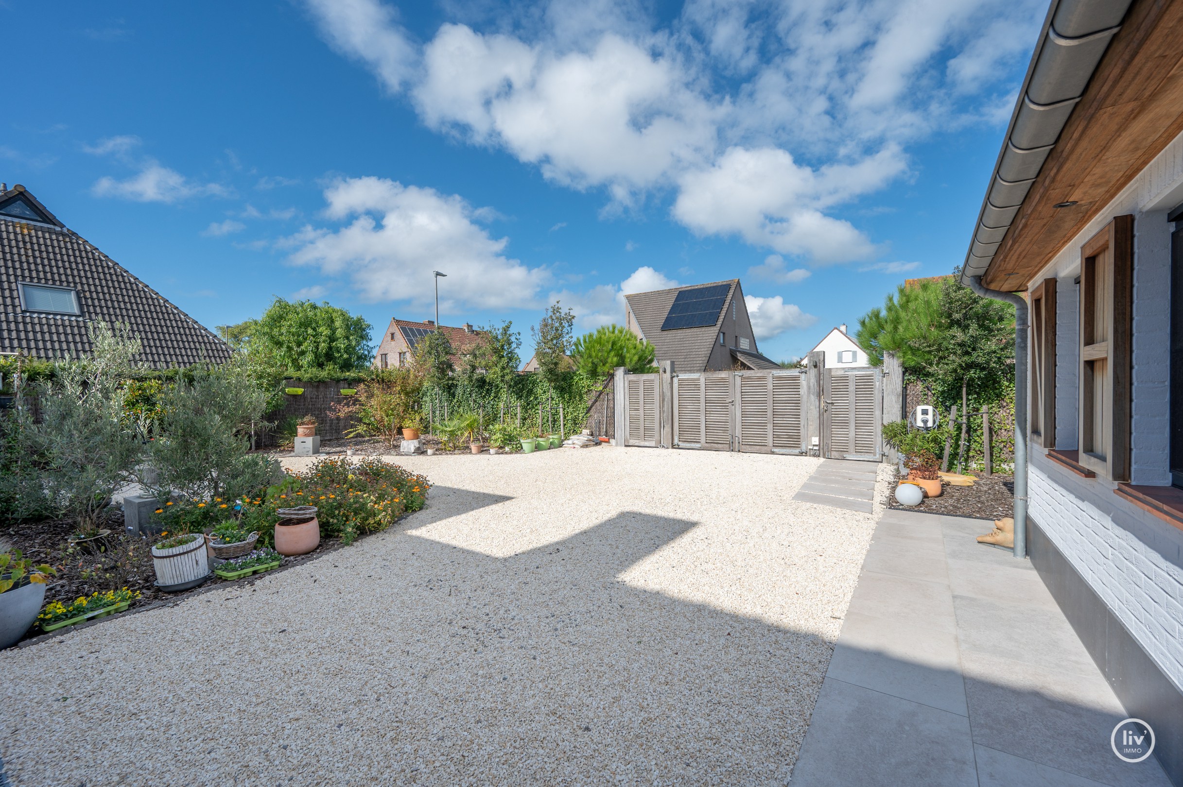 La villa récente de 2023 est située sur un terrain de 900 m², dans un havre de paix et de tranquillité. 