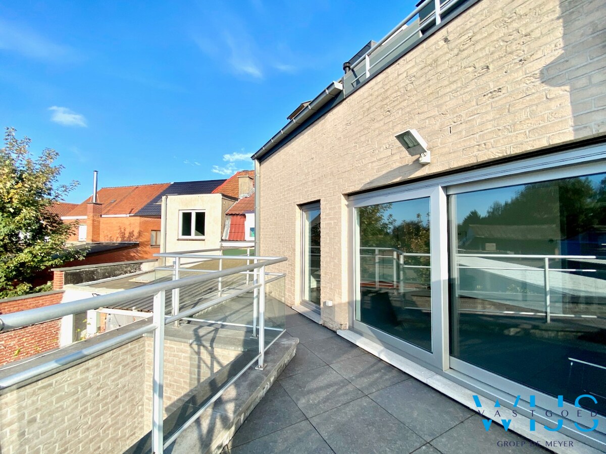 Instapklaar 2 slaapkamer appartement met garage ! 