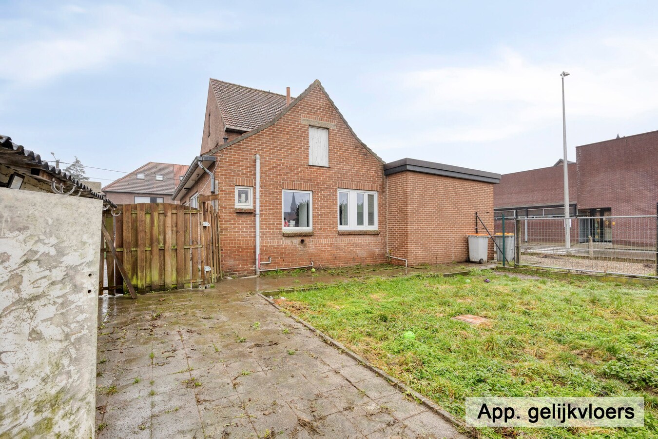 Dilsen-centrum - opbrengstpand: winkel + 2 appartementen 