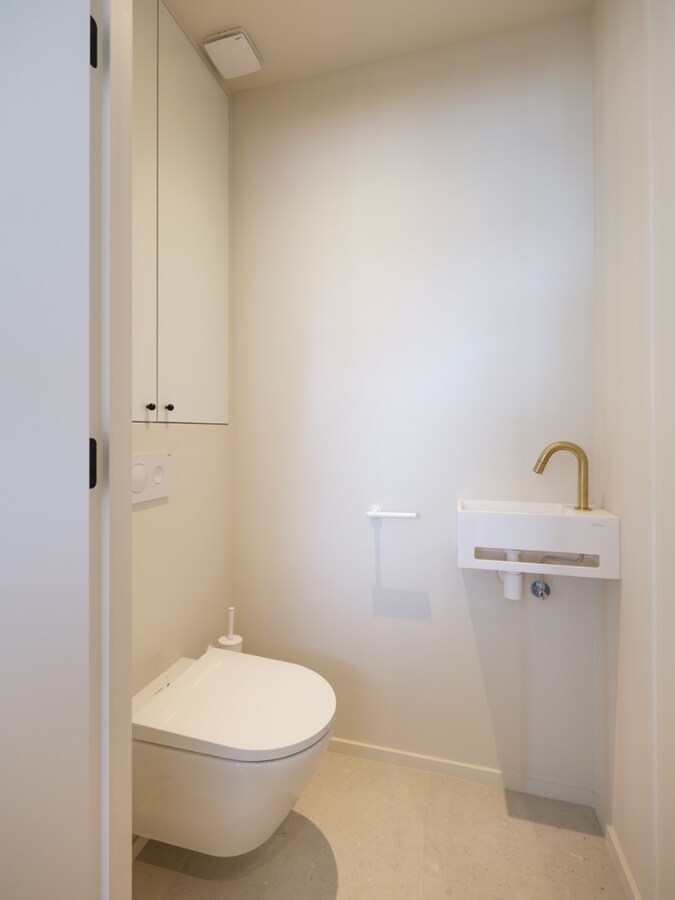 Appartement de luxe avec une terrasse spacieuse et une vue latérale sur la mer ! 