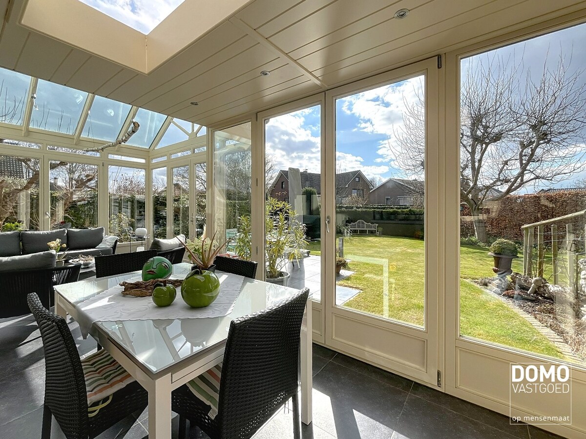 Ruime woning met 4 slaapkamers, groene tuin, terras en inpandige garage 
