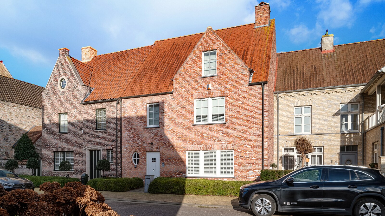 Instapklare en energiezuinige statige woning met tuin in rustige woonwijk te Knokke-Heist 