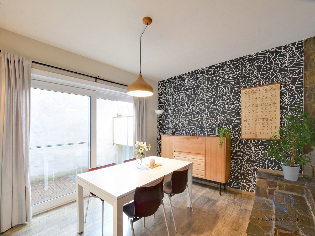 Ruime, degelijke bel-étage nabij Sint-Pieters-station. TOPPER !! 