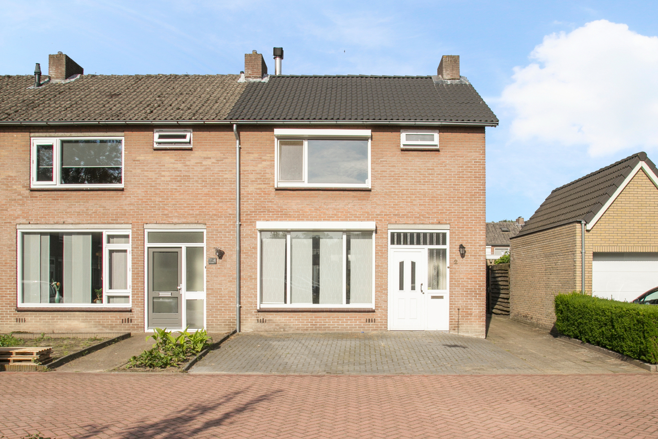 Eindwoning met berging, overkapping, ondergrond, erf, tuin- en verdere aanhorigheden. 